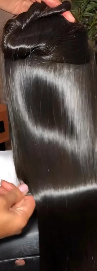 Pormenor de uma madeixa de cabelo escuro, com textura e brilho